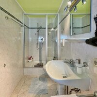 Bad mit Dusche und WC